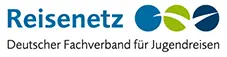 Reisenetz-Logo mit dem Text "Reisenetz Deutscher Fachverband für Jugendreisen" und zwei stilisierten, überlappenden Kreisformen in Blau und Grün.